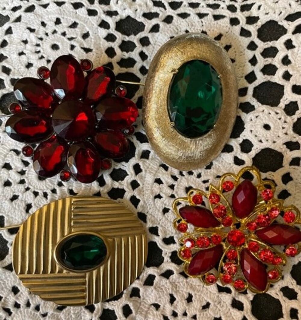 VINTAGE LOT of brooches